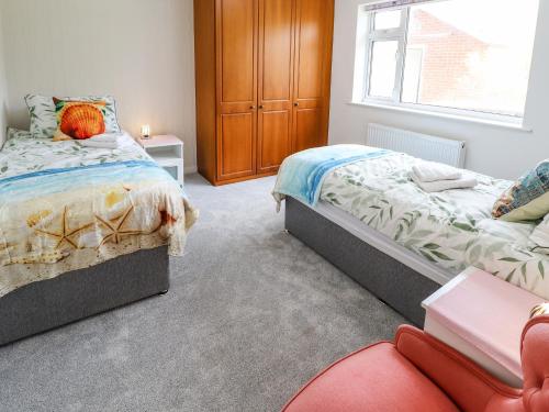 a bedroom with two beds and a window at Joray Bungalow in Alford