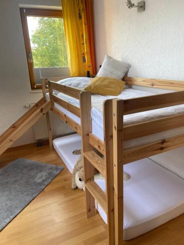 a couple of bunk beds in a room with a window at Behagliches Haus mit Kamin in Monschau