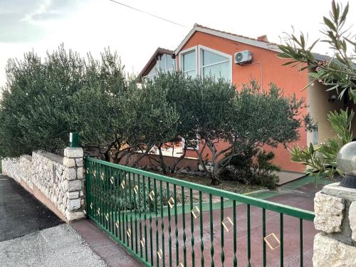 Το κτήριο όπου στεγάζεται  η παραθεριστική κατοικία