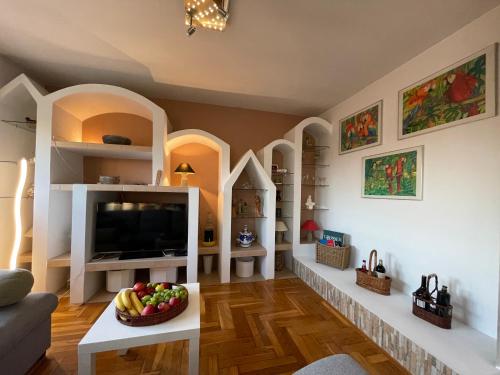 Μια τηλεόραση ή/και κέντρο ψυχαγωγίας στο Kuća za odmor ALFIS - Jezera