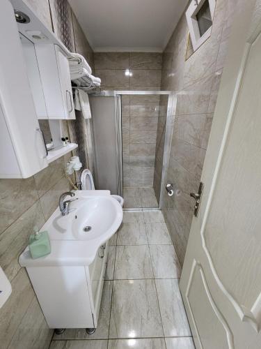 Bilik mandi di Esa Apart Hotel