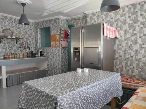 uma cozinha com uma mesa e um frigorífico em Casa Tanger em Tânger