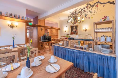 a restaurant with a table with a blue table cloth at Hotel Eder in Munich