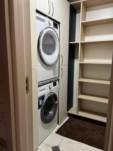 a washer and dryer in a laundry room at Апартамент Девио in Ruse