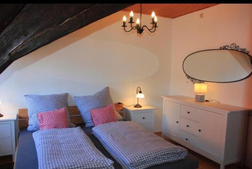 een slaapkamer met 2 bedden met blauwe en roze kussens bij Goldener Anker Pottenstein Urlaub für die ganze Familie in Pottenstein