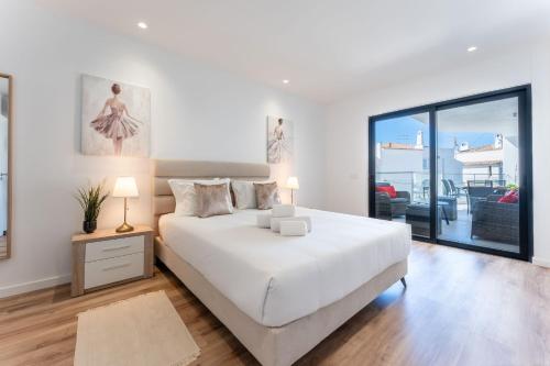 Stunning 3 BDR Flat W/ Rooftop Pool by LovelyStay