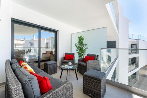 Stunning 3 BDR Flat W/ Rooftop Pool by LovelyStay