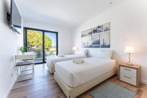 Stunning 3 BDR Flat W/ Rooftop Pool by LovelyStay