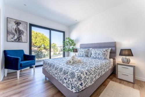 Stunning 3 BDR Flat W/ Rooftop Pool by LovelyStay