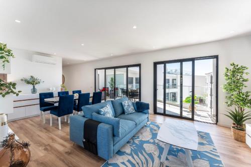 Stunning 3 BDR Flat W/ Rooftop Pool by LovelyStay