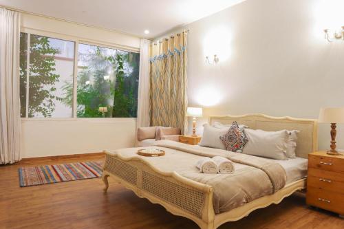 En eller flere senge i et værelse på Puravida -14 BHK farmhouse, near Westin Sohna