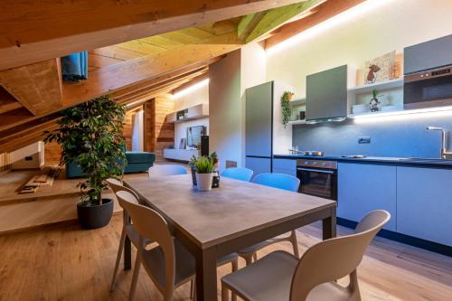 a kitchen and dining room with a table and chairs at Maison Marcoz - Appartamenti vacanze in Etroubles