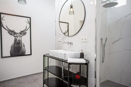 Et badeværelse på Luxus Ferienwohnung "Mila" mit Moselblick und Garage für Motor- und Fahrräder