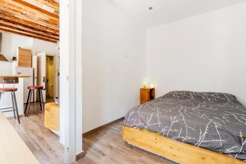 1 dormitorio con 1 cama y 1 mesa en una habitación en Beachside Bliss Charming 1-bedroom, Barceloneta, en Barcelona
