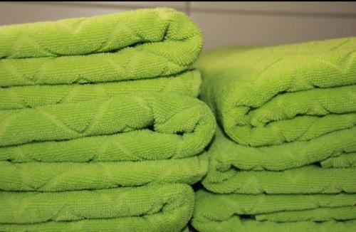 a pile of green towels stacked on top of each other at Goldener Anker Pottenstein Urlaub für die ganze Familie in Pottenstein