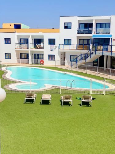 una piscina di fronte a un grande edificio di Casa Sol y Mar a Costa Calma