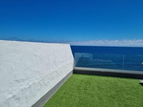 una parete bianca con vista sull'oceano di LA CASA DEL MAR a Pozo Izquierdo