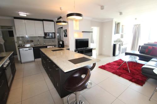 Una cocina y una sala de estar con una mesa y un sofá. en Boulevard 202, en Margate