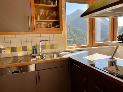 cocina con fregadero y ventana en La Trapla, en Samnaun