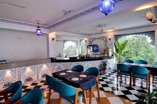 a restaurant with a table and chairs and a bar at Hotel Darbargarh A Unit of Khamma Ghani A Boutique Hotel in Udaipur