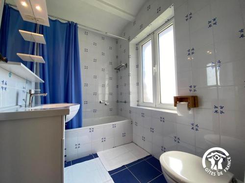 un bagno con vasca, WC e lavandino di MAS LO BOACH a Saint-Laurent-de-Cerdans