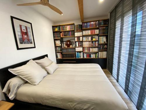 - une chambre avec un grand lit et des étagères dans l'établissement CopacAbadie - Magnifique villa 3 chambres vue mer, à Saint-André