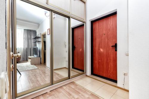 阿斯塔納的住宿－Жк Нурсая вблизи Байтерека，走廊上设有红色的门和镜子