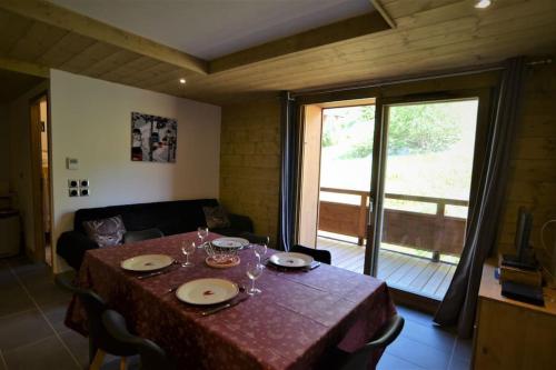 une table de salle à manger avec des verres à vin dessus dans l'établissement Paradiski nouveau, calme et ensoleillé vallandry, à Landry