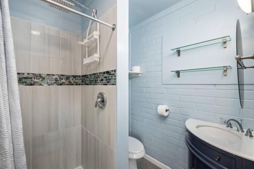 Ένα μπάνιο στο Cottages at Rockaway Beach Suite #1