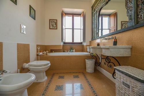een badkamer met een bad, een toilet en een wastafel bij Suite con Bagno in villa esclusiva - Urbino in Urbino