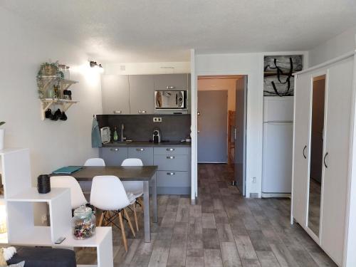 Photo de la galerie de l'établissement Le Blue Waters, studio cosy à 100m de la mer, tout équipé, à Six-Fours-les-Plages