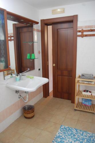 a bathroom with a sink and a mirror at Casa Vacanze La Rosa e L'Ulivo in Faiti