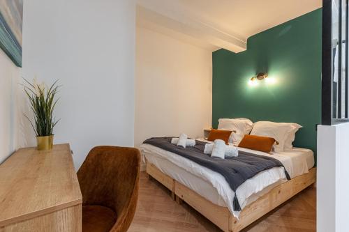 une chambre avec un lit et un mur végétal dans l'établissement Ultra Central 2 Bdr AC & Parking, à Nice