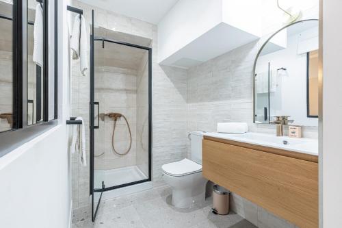 une salle de bain avec une douche, des toilettes et un lavabo dans l'établissement Ultra Central 2 Bdr AC & Parking, à Nice