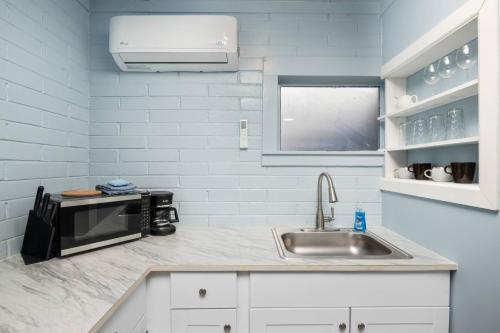 Η κουζίνα ή μικρή κουζίνα στο Cottages at Rockaway Beach Suite #4