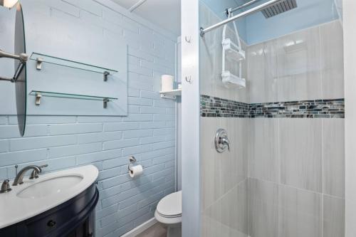 Ένα μπάνιο στο Cottages at Rockaway Beach Suite #2