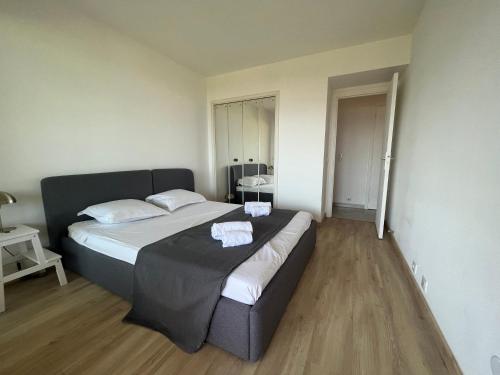 une chambre avec un grand lit avec deux serviettes dessus dans l'établissement Les yeux dans le bleu, Cannes Vue mer, à Cannes