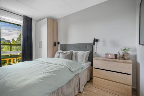 sypialnia z dużym łóżkiem i oknem w obiekcie Rose w mieście Sandvika