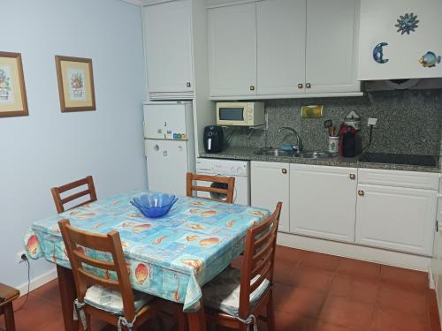 een keuken met een tafel met een blauwe kom erop bij Varandas da Rocha in Portimão