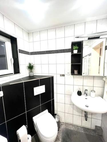 y baño con aseo blanco y lavamanos. en Traum Fewo in idyllischer Lage en Ganderkesee