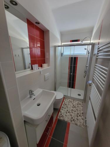 y baño con lavabo, aseo y ducha. en Residence Horvat en Grkavešćak