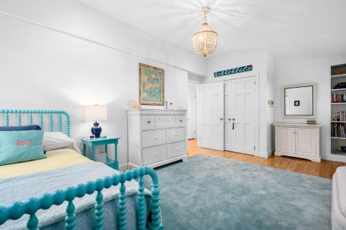 1 dormitorio con cama azul y alfombra azul en 55 Wianno Circle Osterville - O Captain My Captain en Osterville
