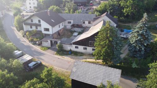 - une vue de tête sur une maison avec un garage dans l'établissement Hof Sonnegg - Naturpark Jauerling - Wachau, à Maria Laach am Jauerling