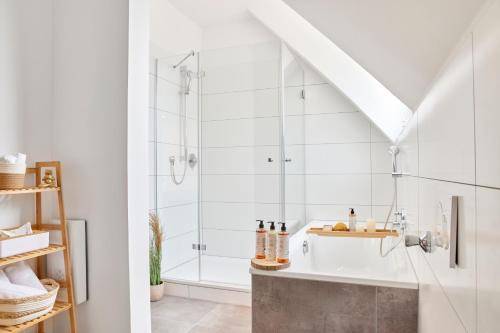 a bathroom with a shower and a sink at Schlossberg Residences - XXL-Design-Apartment mit Schlossblick für bis zu 10 Personen in Schwetzingen