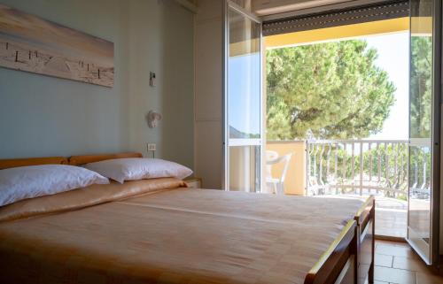 A bed or beds in a room at Hotel Quattropalme