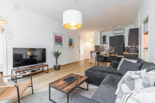 un salon avec un canapé et une table dans l'établissement Confort Downtown 2 Bdr, à Nice