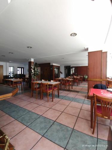 里瓦達維亞海軍準將城的住宿－Hotel Victoria，配有桌椅和桌上电脑的用餐室