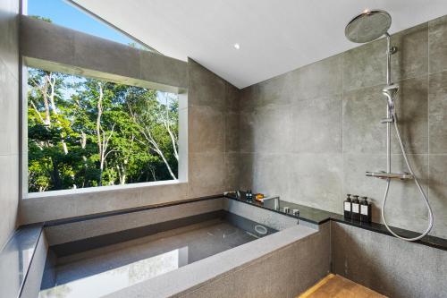 Meikeikyo Hanazono في كوتشان: حمام مع نافذة كبيرة وحوض استحمام