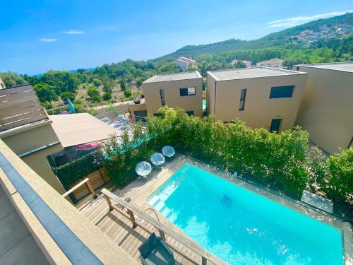 an overhead view of a swimming pool on a building at Villa Favone 4 chambres piscine privée in Conca
