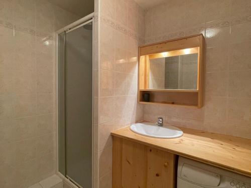 een badkamer met een wastafel en een douche bij Appartement Samoëns, 3 pièces, 7 personnes - FR-1-624-19 in Samoëns